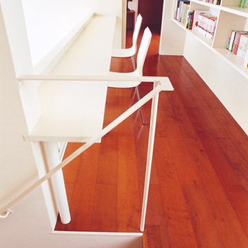 吹き抜けを望む見晴らしの良いデスク