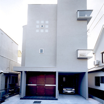 9つ並ぶ小窓がアクセントの外観