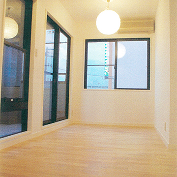 デザイン照明がアクセントのリビング