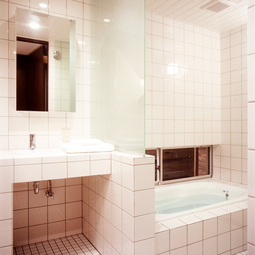 全面タイル張りのモダンな浴室