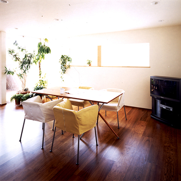 多方向から光の差すリビング