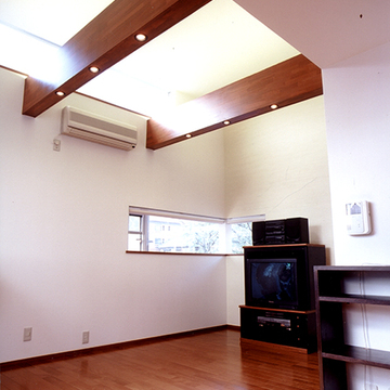 梁の上からトップライトの光が注ぐ