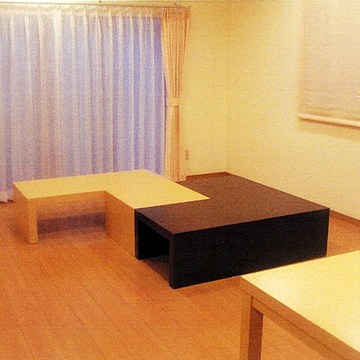 省スペースかつファッショナブルなL字テーブル