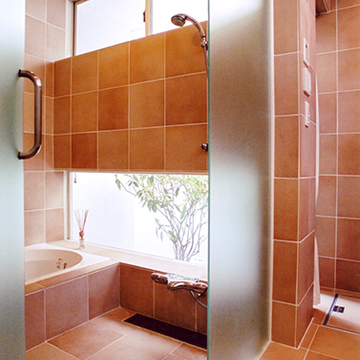 味のあるタイルでレトロな印象の浴室