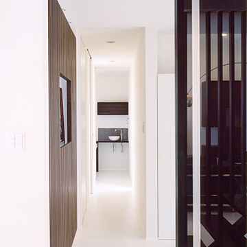 玄関ホールを介して洗面室につながる