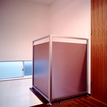 天井高のある明るい階段室