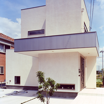 緩やかな玄関アプローチと駐車スペース
