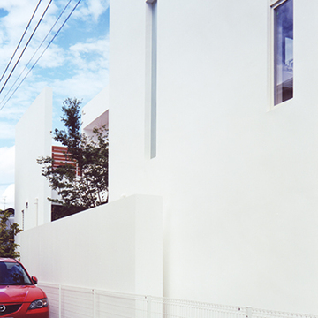 内装が見たくなる白い壁の並ぶ外観