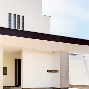 横へのラインがアクセントの外観