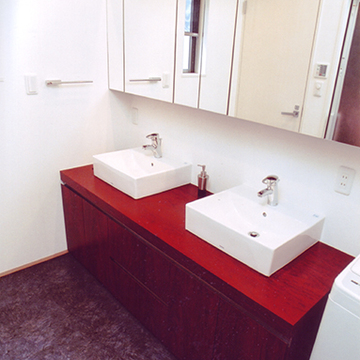 ミラーの収納棚が広く見せる洗面室