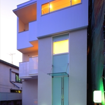 多様な光が漏れる外観