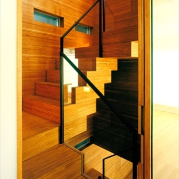 黒色の手すりがアクセントの階段