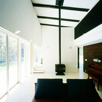 吹抜けと大きな窓で開放的なリビングと暖炉