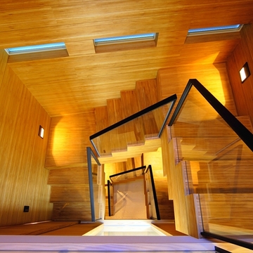 温かみのある木質の階段を照らすフットライト