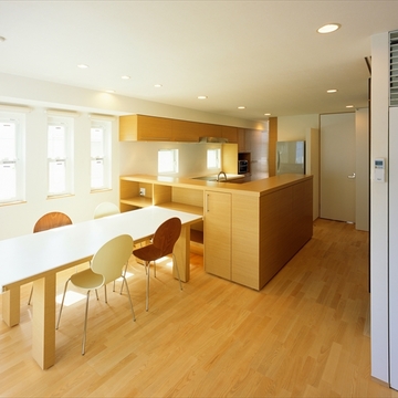 明るい光が入るダイニングスペース