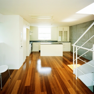 階段を通して上部からも光が差し込むLDK