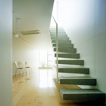 上から差し込む光で幻想的に見える階段