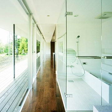 室内の浴室で、露天風呂のような風景を楽しむ