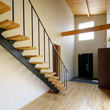 吹き抜けのある玄関ホール