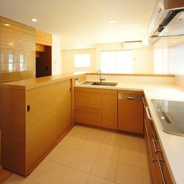 使い勝手の良い動線を確保したキッチン