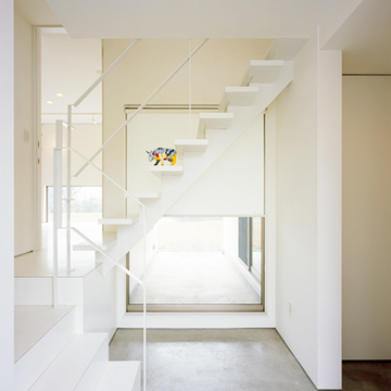 シンプルな印象の１階階段脇スペース