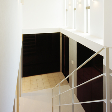 階段上から玄関スペースを眺める