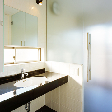 黒と白でシックにまとめた洗面スペース