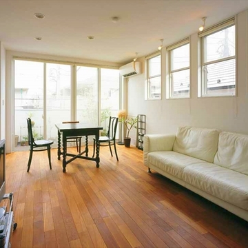 多数の窓から光を取り入れる明るい空間