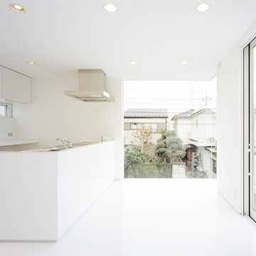 白でまとめたシンプルモダンなキッチンスペース
