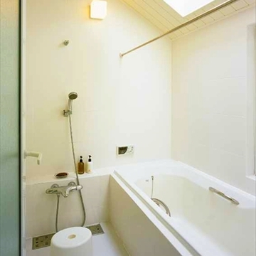 浴室を明るく照らすトップライト