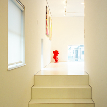 スキップ階段から続くアートスペース