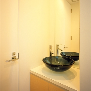 モダンな黒く透明の洗面ボウル