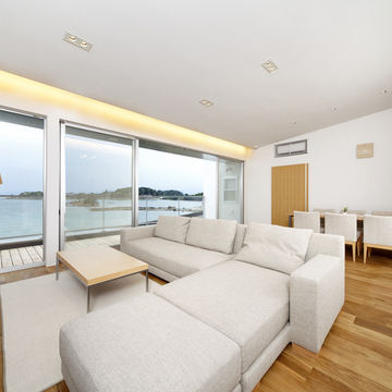 「非日常」をテーマに、大開口からは間近に海を望むダイニング・リビング