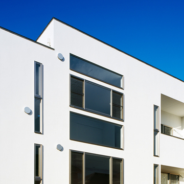 窓をたくさん配置した外観