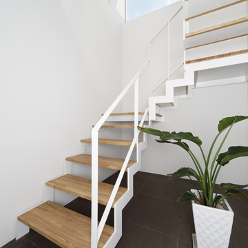 フィックス窓から見える空が、天空に向かうかのような階段