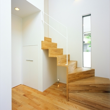 温かみのある無垢の階段
