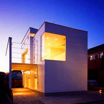 灯りがともる夜の外観