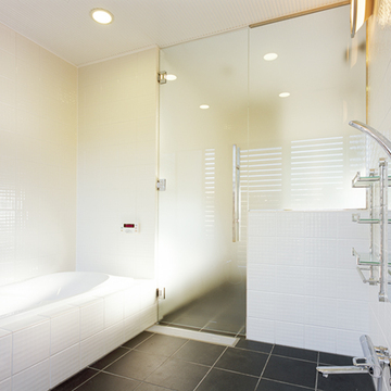 シンプルモダンなバスルーム