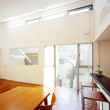 たくさんの窓から光が注ぐリビング