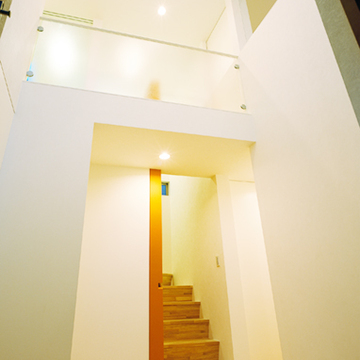 吹き抜けの階段スペース