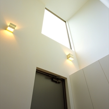 ハイサイドライトのある玄関スペース