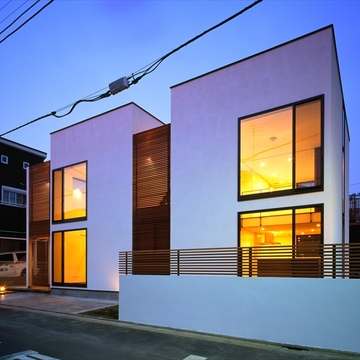 シンメトリーの４つの窓から漏れる温かい光