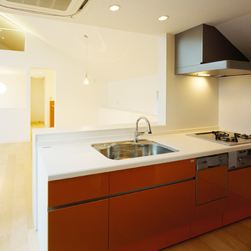 キッチンからリビングを眺める