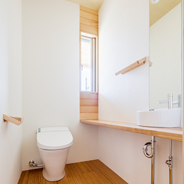 広々としたトイレと消臭効果のある壁