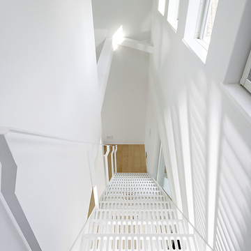 天高窓からの癒される光を、スリット上の踏面が優しく下フロアまで光を落とす階段