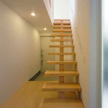 厚みのある、重厚感たっぷりの木材がインパクト絶大な階段