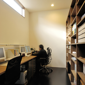 ハイサイドに窓を設けた、明るくも集中力がアップする書斎