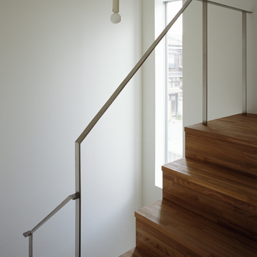 無垢のフローリング材をそのまま階段に使用した、動きのある階段