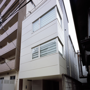 密集地ながら、開口部位置の工夫により充分な採光が取れる外観