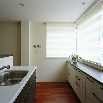 高さを抑え広さを感じさせる、作業スペースにもなる引き出し式食器収納